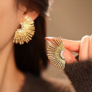 Anthropologe Vintage gold sunrise Sunburst Earrings